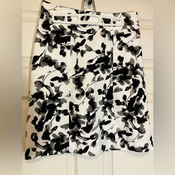 H&M Dresses & Skirts - H & M‘s skirt, beautiful black/white pattern, excellent condition, size 6